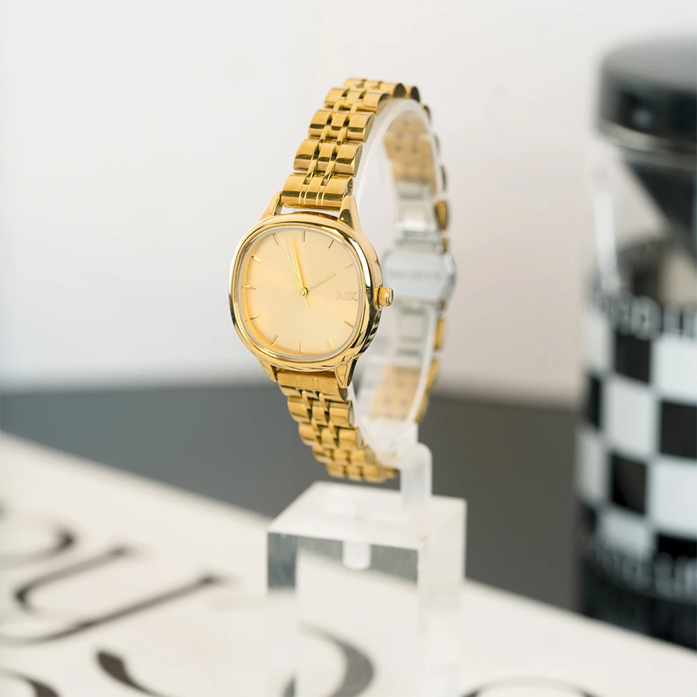 ساعة يد نسائية أنيقة جديدة فاخرة وبسيطة باللون الذهبي والفضي بمينا مربع صغير من الفولاذ المقاوم للصدأ كوارتز ساعة يد نسائية