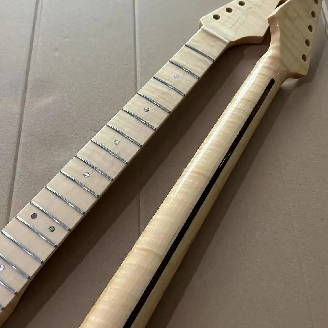 flame-maple-st-style-guitar-neck-1-piece-solid-construction-21-frets-gloss-finish-dual-action-truss-rod-fast-shipping