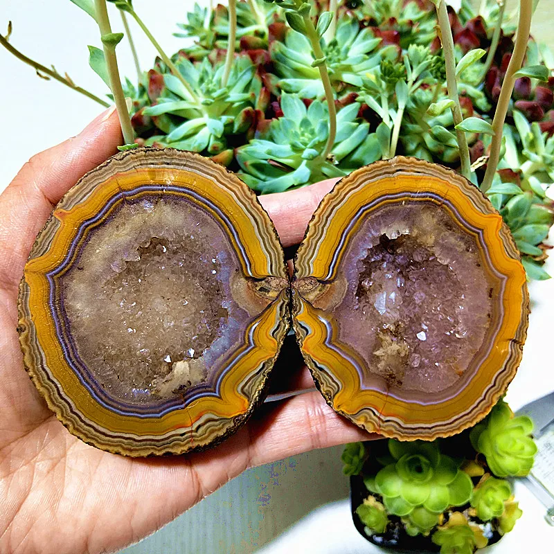 A  Natural Stones Sanguo Red Stone Quartz Crystal Geode Real Raw Mineral Witchcraft Meditation Spiritual Crystals Room Decoratio