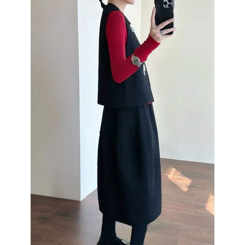 Made of Wool and Wool Blend, with Three-dimensional Sequins and Flowers for Slimming.A Black Round-neck Vest and Skirt Set .