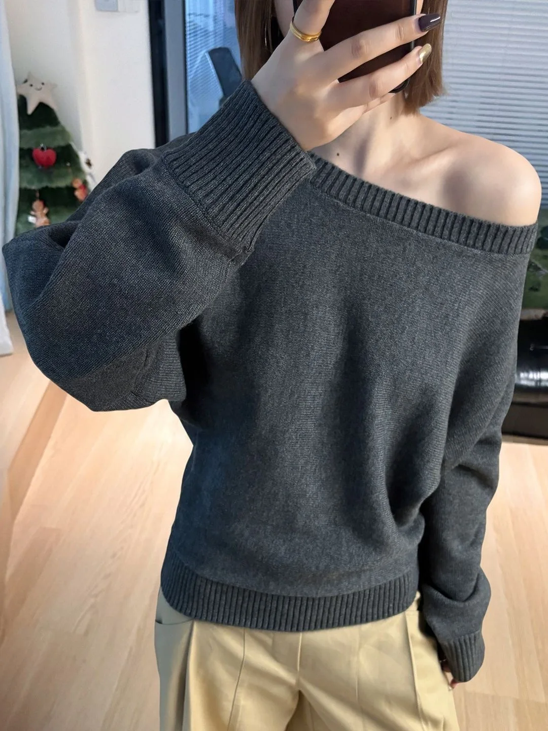 

Корейский высококачественный свободный мягкий белый вязаный свитер с открытыми плечами для женщин, с длинными рукавами, для повседневной носки, модный, кэжуал трикотаж