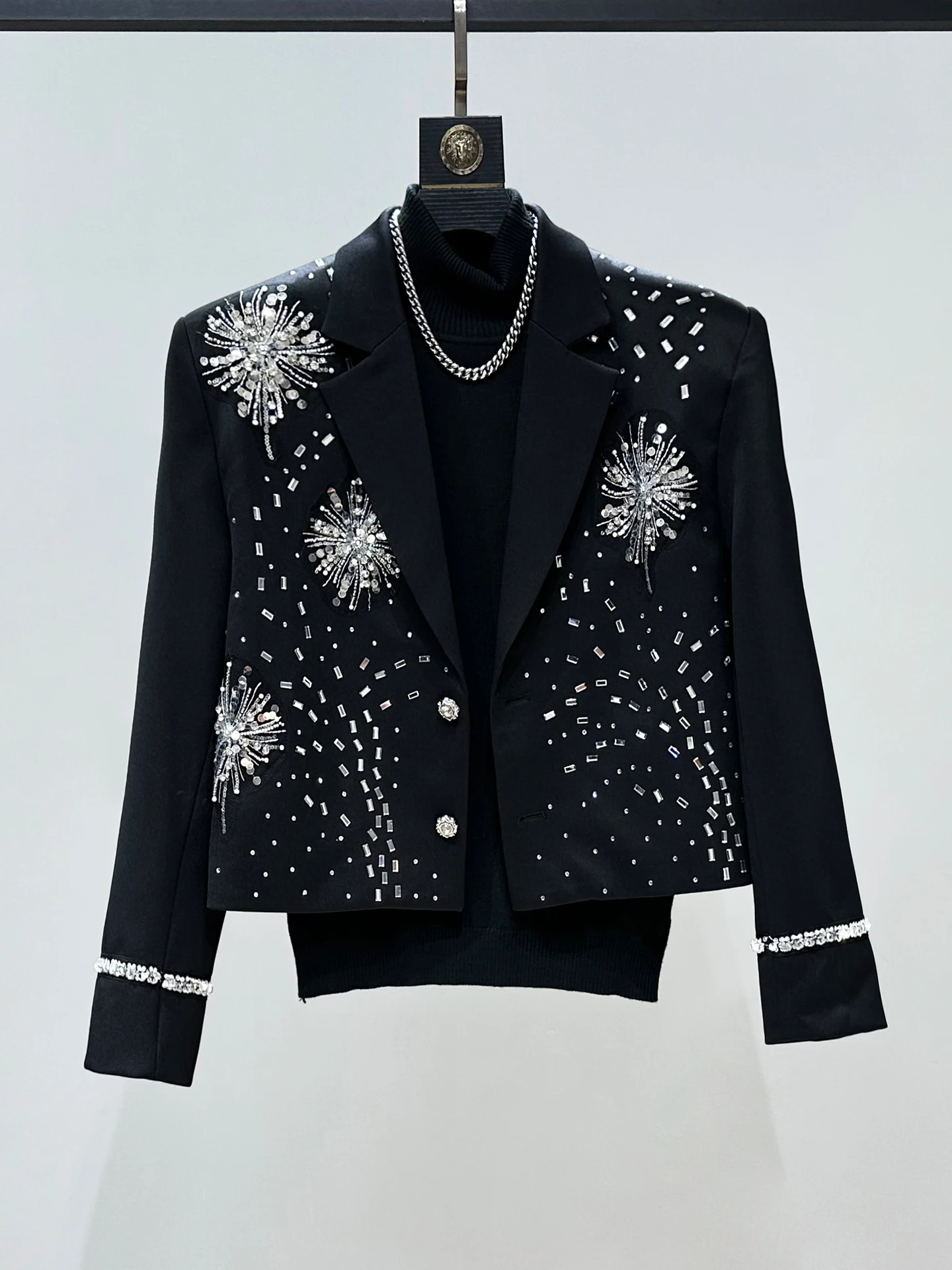 

Мужской пиджак с богатой отделкой в корейском стиле, с блестящей вышивкой пайетками, с подплечниками, повседневный, модный, осенний вариант