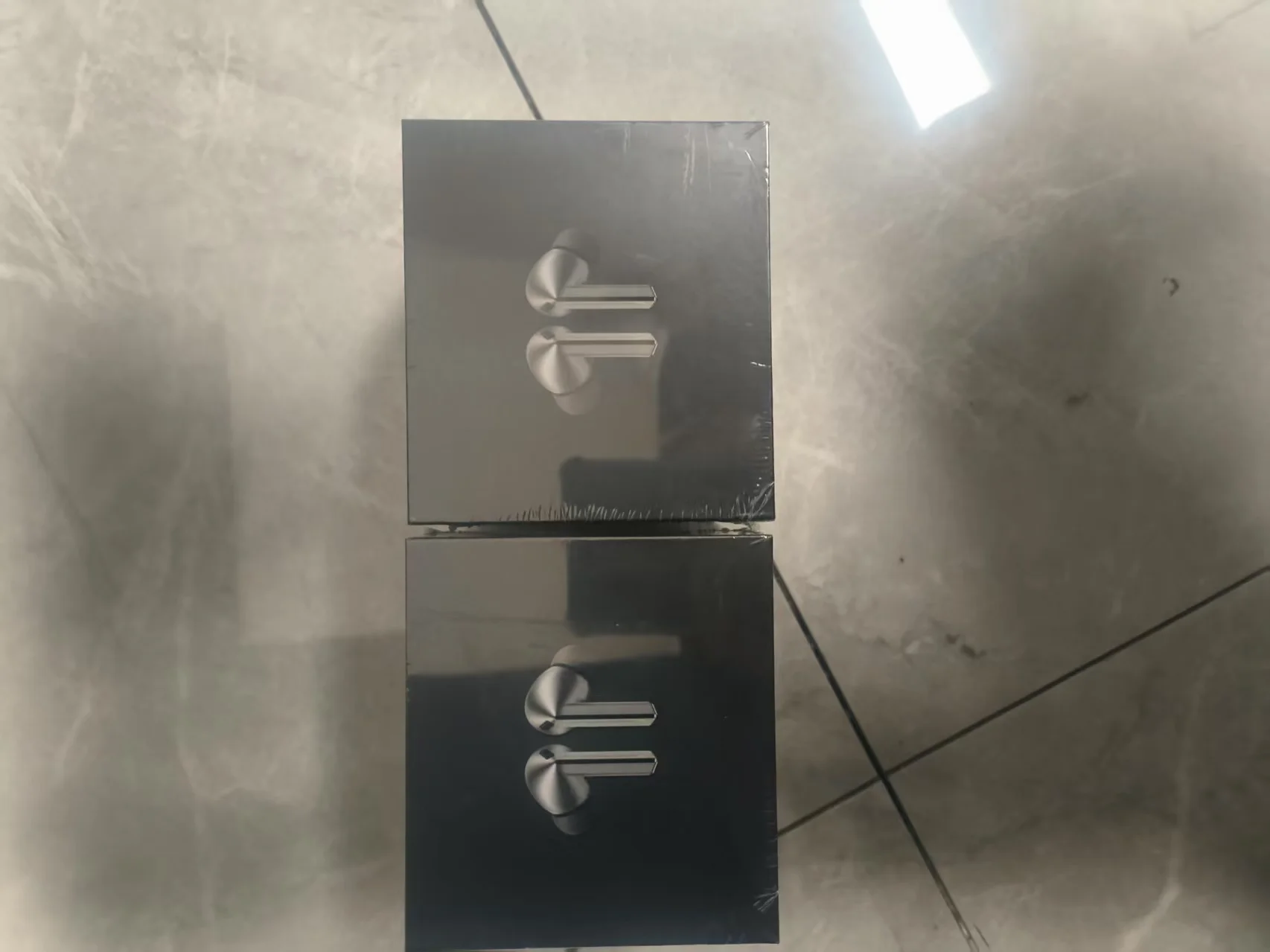 

V16 is suitable for Samsung GaiaxYbuds3 wireless Bluetooth earphones with ANC noise reduction and wireless in ear semi in design