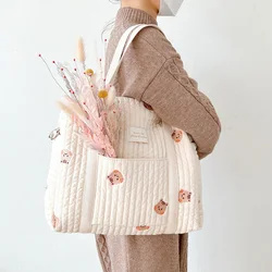 Bolso de mano con cremallera para pañales de bebé, bolsa de algodón con bolsillo, bonito patrón de bordado de flores de oso, novedad de 2022