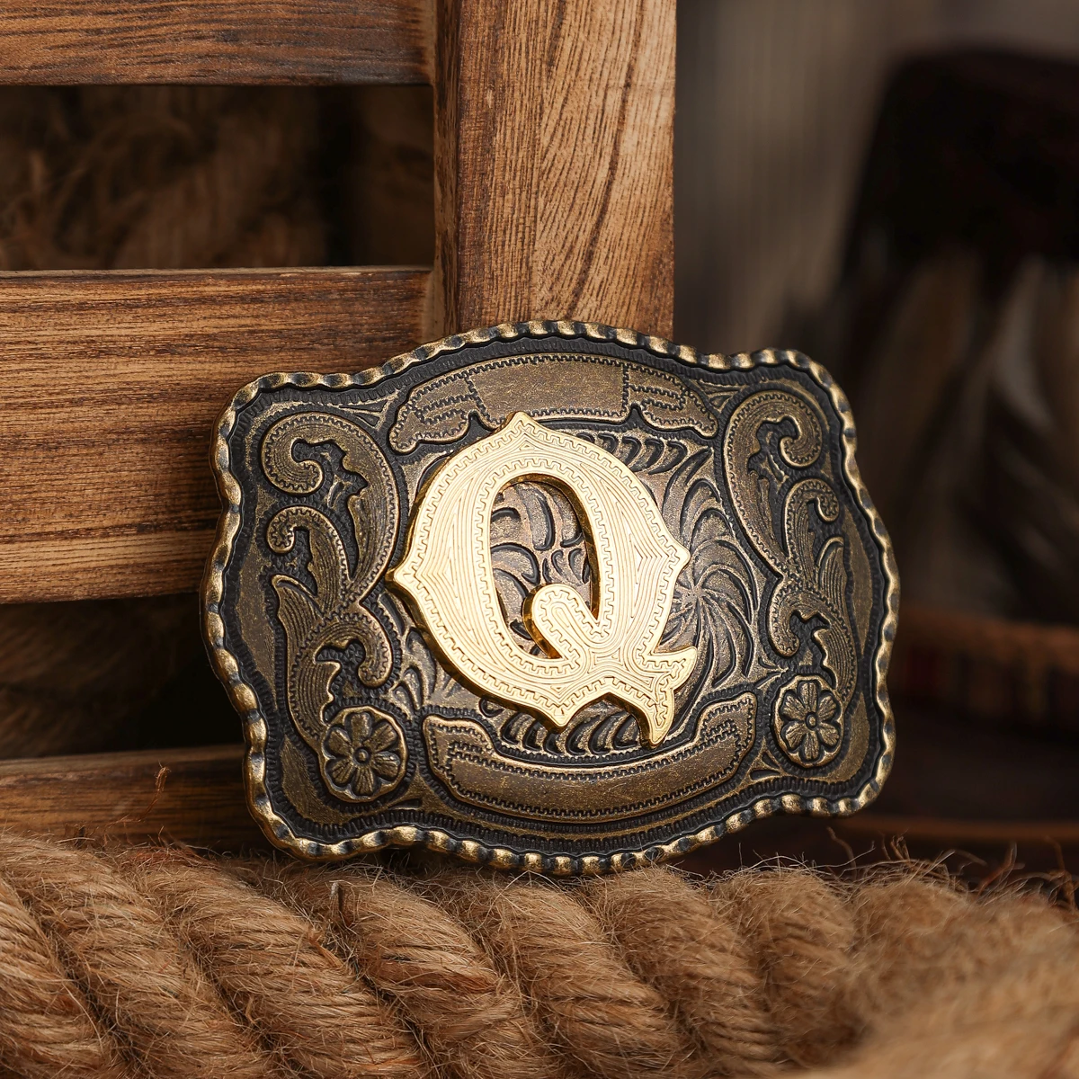 Eine Gürtelschnalle im Western-Stil, aus Metall, mit einer Retro-Gürtelschnalle und einer einzelnen Schnalle mit geprägten Buchstaben. – Detail 14