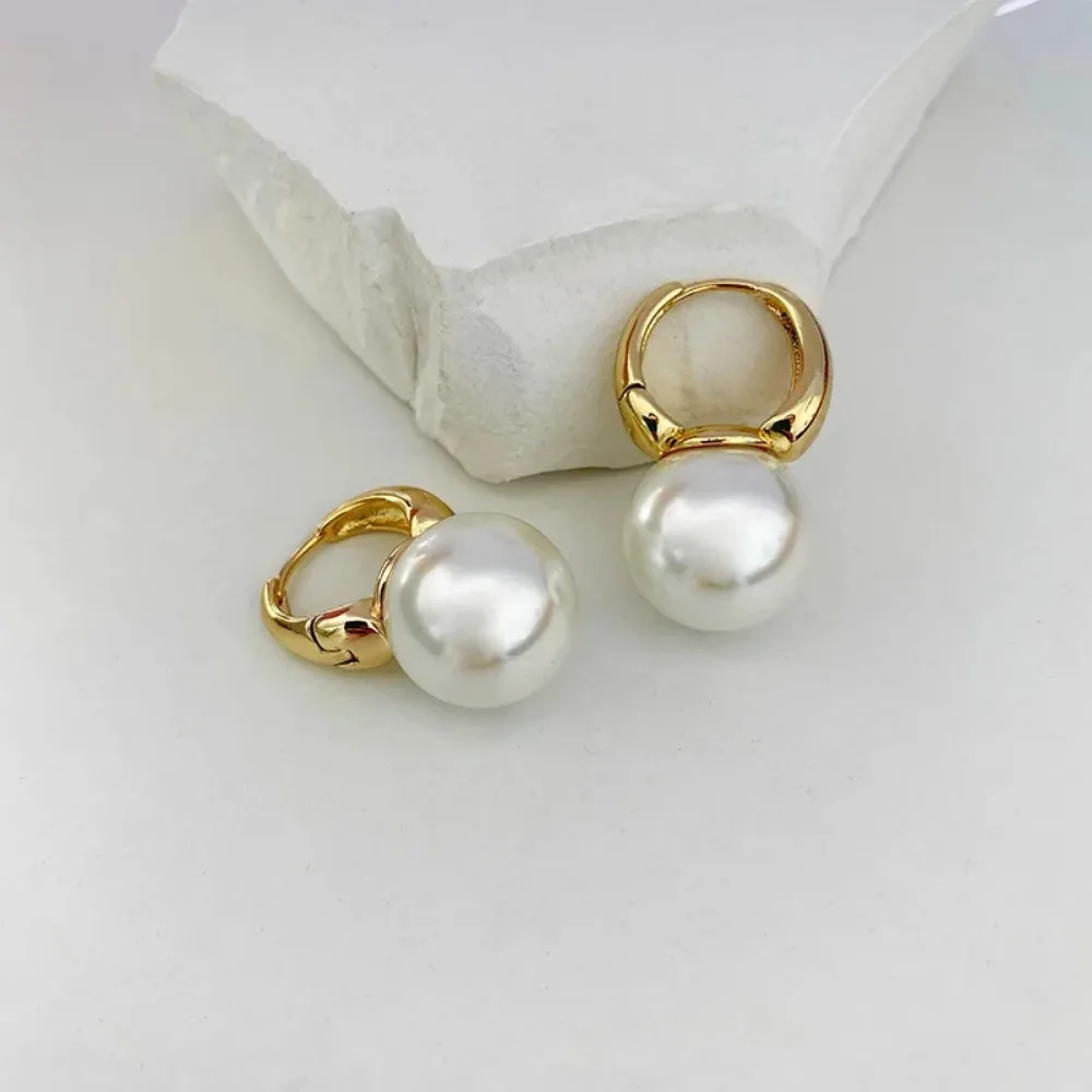 New In Imitation Pearl Hoop Earrings Women Fashion Minimalist Style Copper Ear Buckle Light Luxury Wedding Earring Accesories image 6