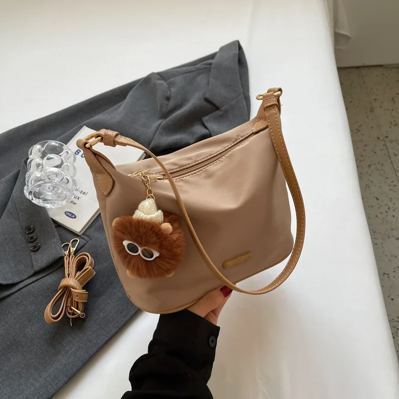 

Large Capacity Oxford Cloth Shoulder 2024 New Trendy Crossbody Underarm Women's Bag, Simple Commuting Bucket Bag