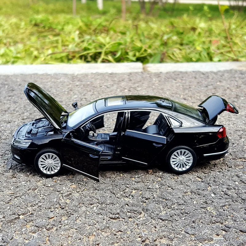 1:32 Passat Alloy Model Car Toy Diecasts Metal Casting Sound and Light Car Toys For Children Vehicle