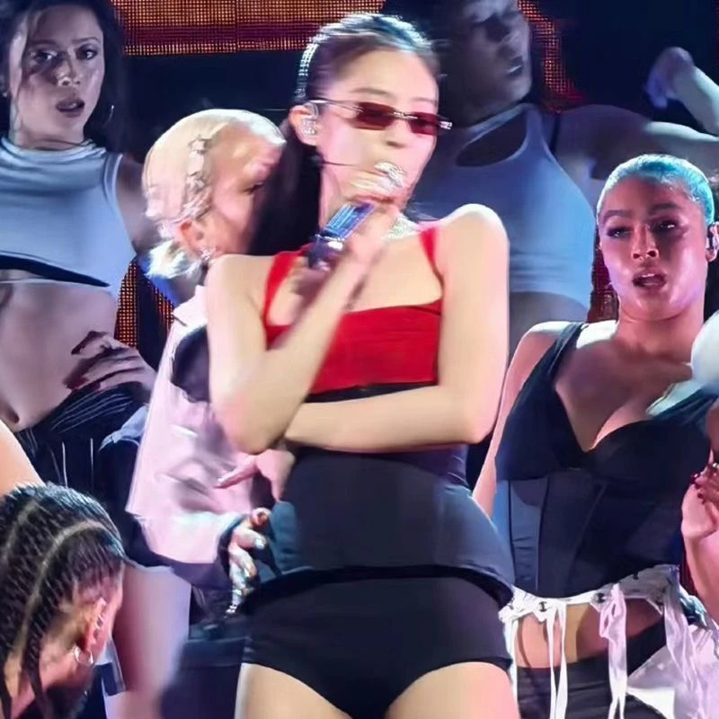 Conjunto de Ropa Étnica para Mujer Jennie: Chaleco Rojo con Tirantes, Pantalones Cortos con Cinturón, Traje de Baile para Actuaciones en Escenario