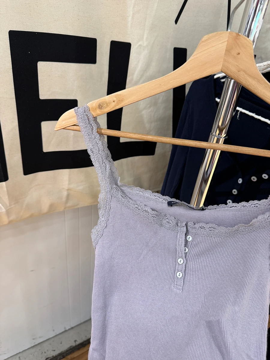 Camiseta sin mangas acanalada con ribete de encaje púrpura para mujer, novedad de verano, camisola básica ajustada de tres botones, Tops cortos sencillos e informales sin mangas Y2k