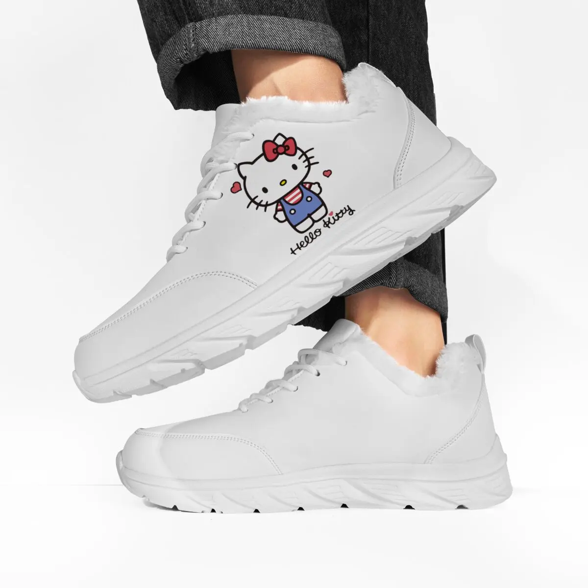 รองเท้าผ้าใบลำลองสีขาวบุขน Hello Kitty สำหรับผู้หญิง พื้นรองเท้านุ่มสบาย ใส่ในบ้านและนอกบ้านได้ เหมาะสำหรับฤดูหนาว รองเท้าแตะคู่รักสุดหรู