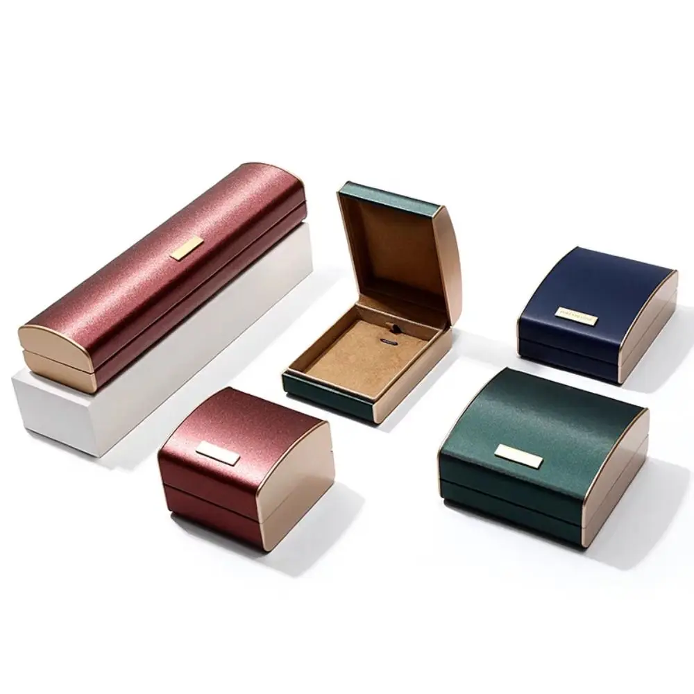 

Dainty Vintage Leather Jewel Box Exquisite Luxury Rings Bearer Box Filigrana Textured Dustproof Jewelry Organizer Gift