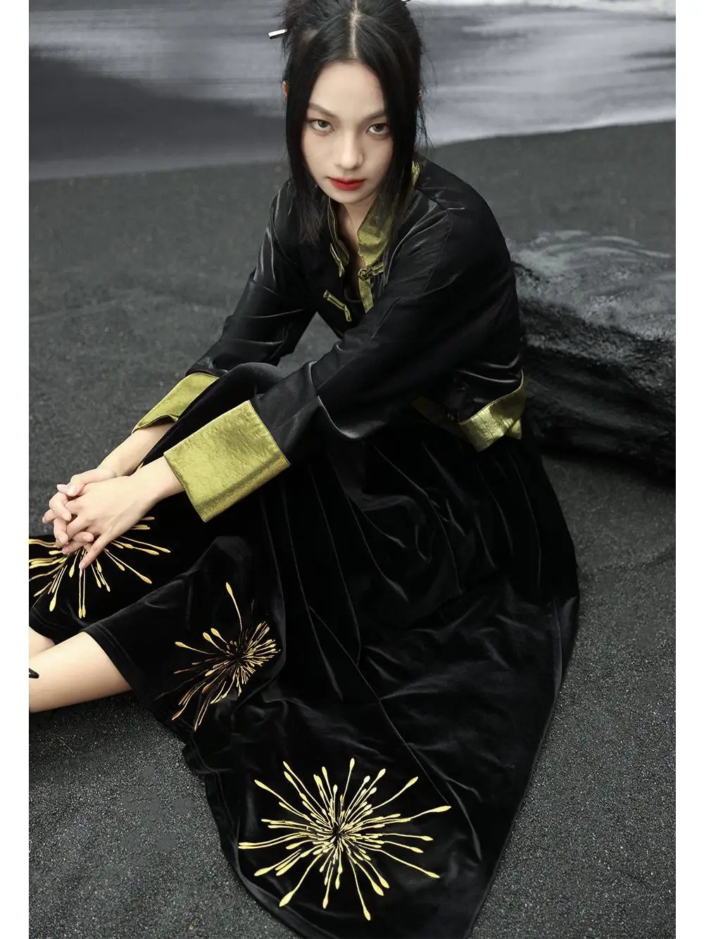 UMI MAO Retro Velvet Embroidered Half Skirt Women's New Chinese High Waist A-line Large Pendant Black Long Skirts Femme Y2K