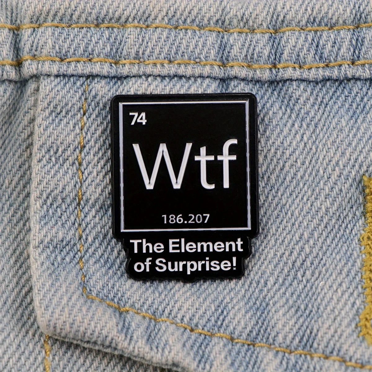 에나멜 핀: 서프라이즈 요소! -블랙 라펠 핀, Wtf 디자인, 배낭 및 의류에 적합