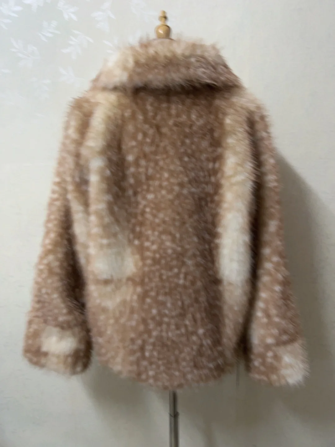 เสื้อโค้ทขนสัตว์เทียมลายจุดสไตล์วินเทจสำหรับฤดูหนาว  คอปกแบบปกเสื้อเชิ้ต แขนยาว  ให้ความอบอุ่น สวมใส่สบาย ทรงหลวม