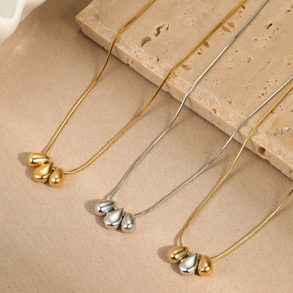 Ars Stainless Steel Triple Droplet Pendant Necklace for Women Gold Plated Chain Necklaces Minimalist Teardrop Choker Necklace