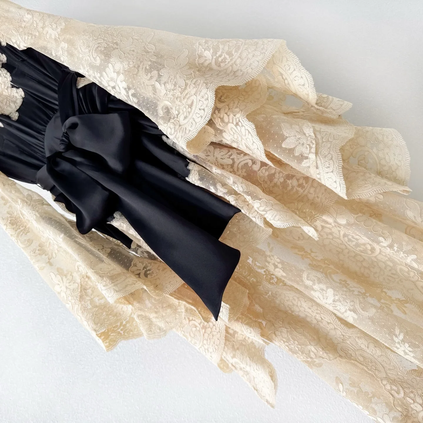 جودة عالية 2025 جديد بيج وردي كم طويل الدانتيل المرقعة عارية الذراعين غير النظامية هيم المرأة ميدي فستان