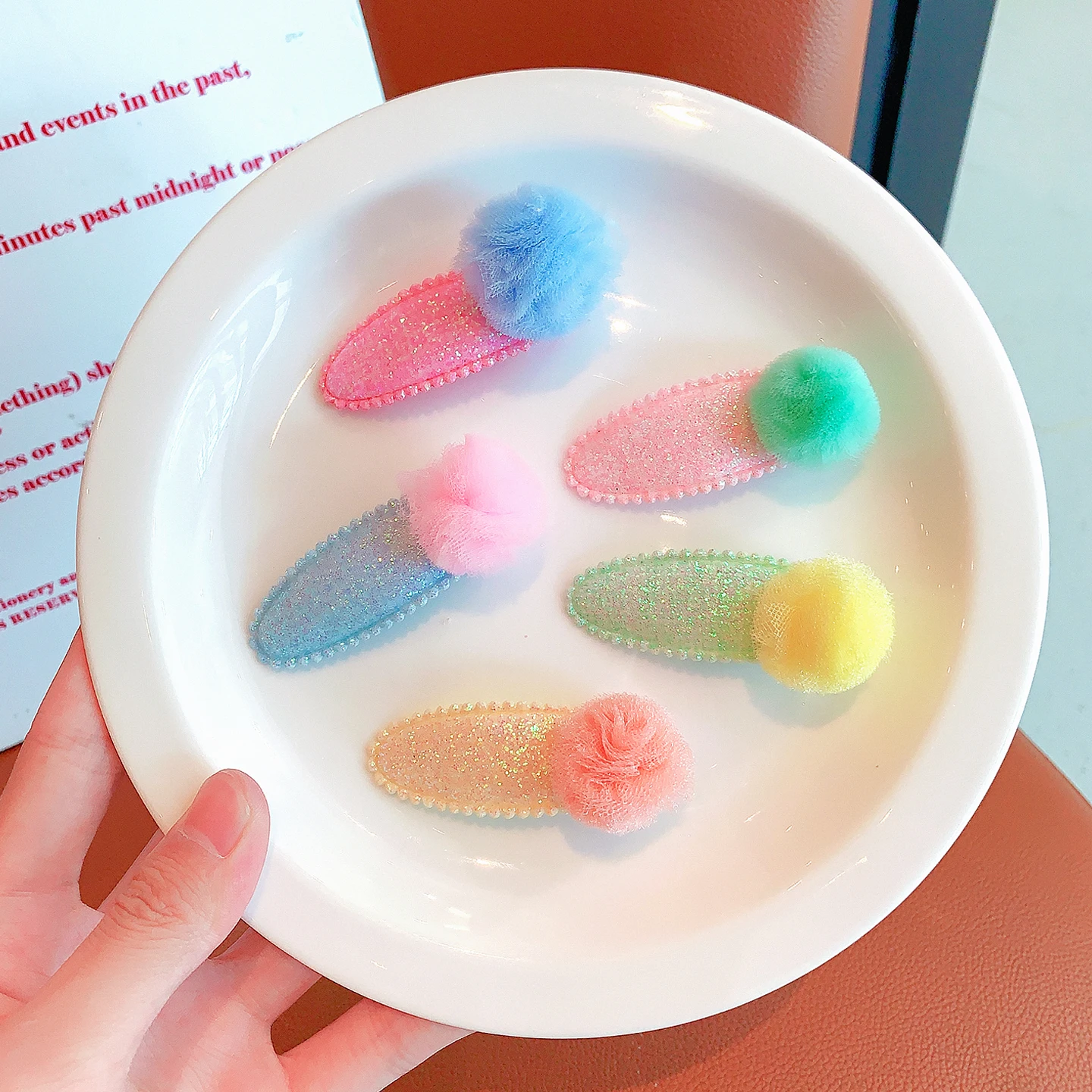 5 Stück/Set Niedliche Haarspangen in Pastellfarben für Frauen und Mädchen, Haarspangen mit Netz-Pom-Pom-Dekor, koreanische süße Haarnadeln, Accessoires – Detail 4