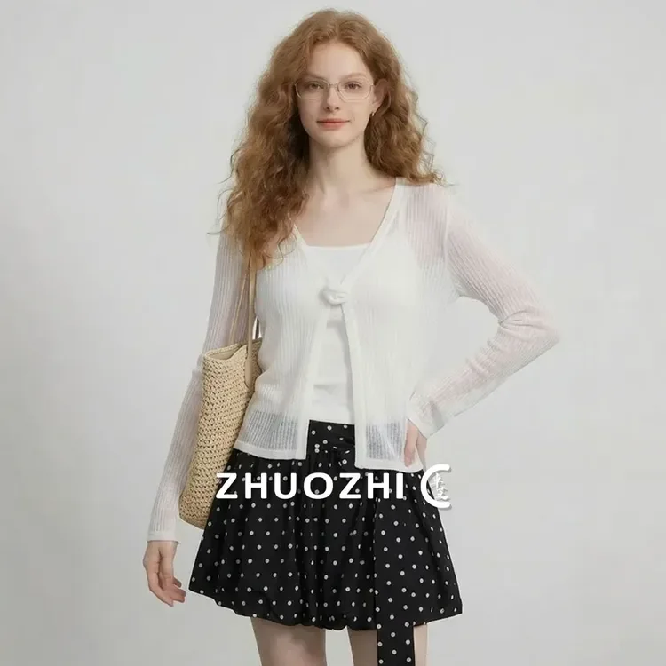 

Стильный белый комплект: кардиган и футболка. Удобный повседневный наряд для женщин на весну-лето. Длинный рукав, U-образный вырез, влагоотводящий материал.