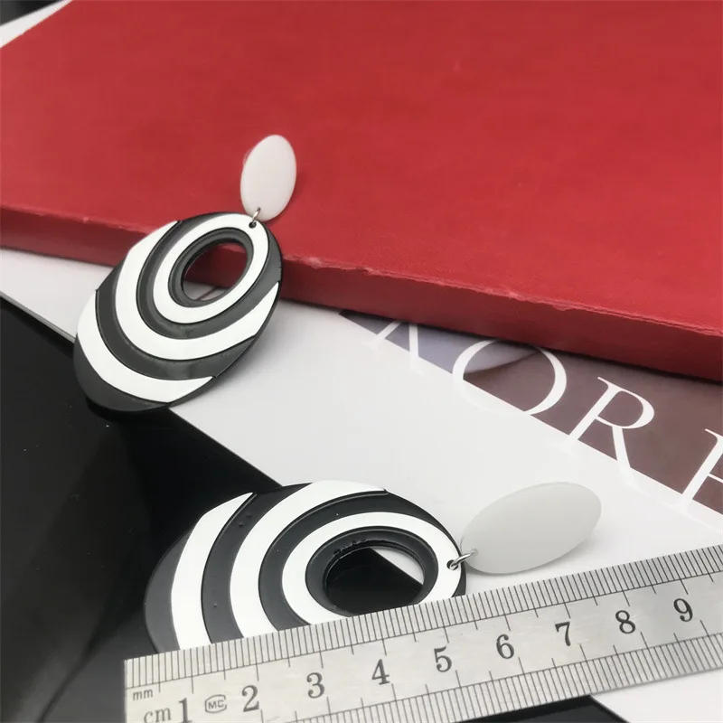 New Black and White Rhombic Embossed Print Earstuds Earrings Retro Popular Bohemia Simple Acrylic Earrings Jewelry Gift