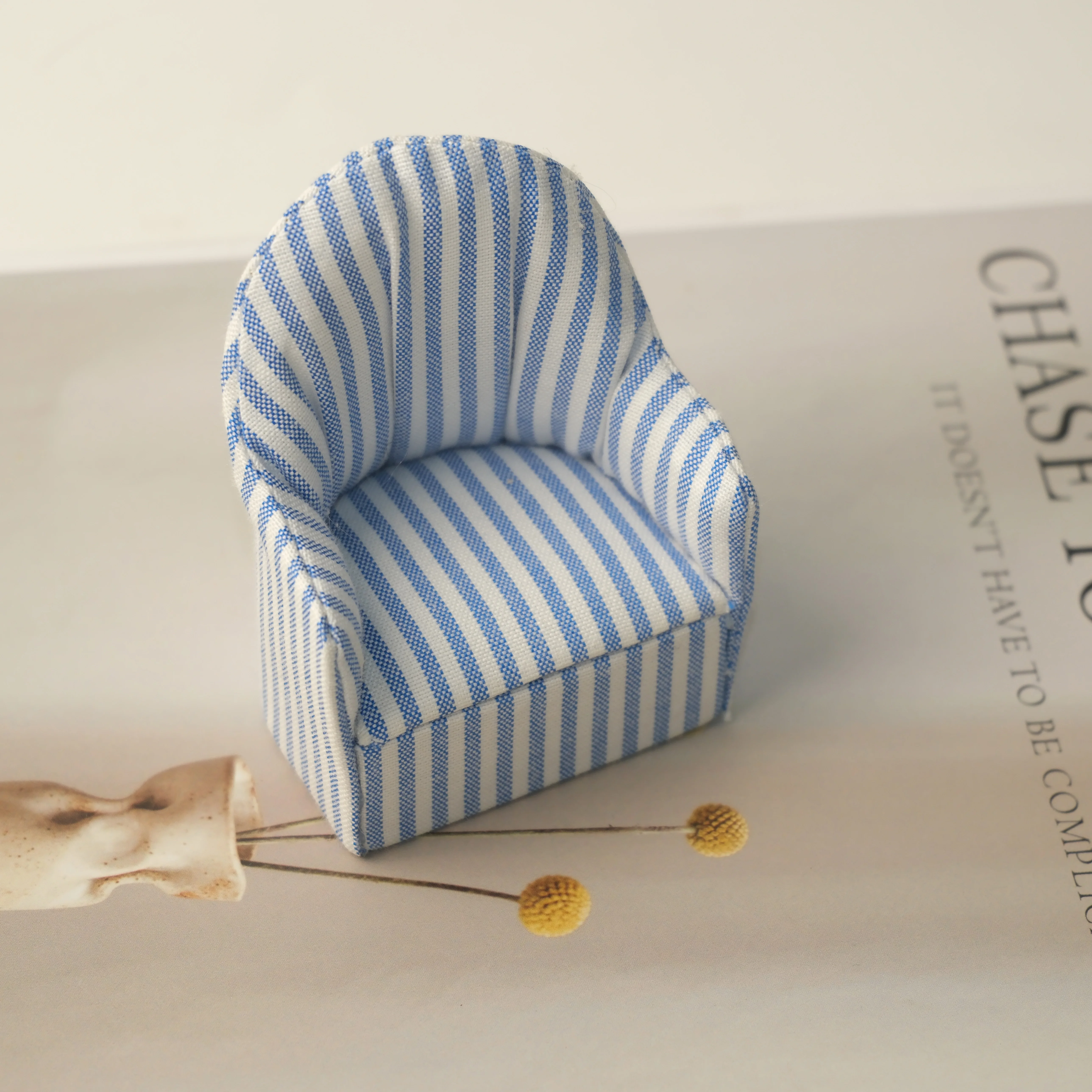 1:12 Scale Miniature Wooden and Fabric Single-seat Sofa Model Suitable for Miniature Model Photography Prop Dollhouse Furniture