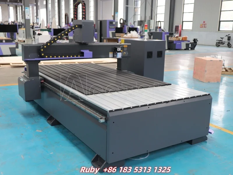 ضمان 3 سنوات 1325 جهاز توجيه CNC 3 محاور جهاز توجيه الخشب باستخدام الحاسب الآلي 1300*2500 مللي متر حجم العمل AccTek AKM1325 آلة توجيه ثلاثية الأبعاد النجارة