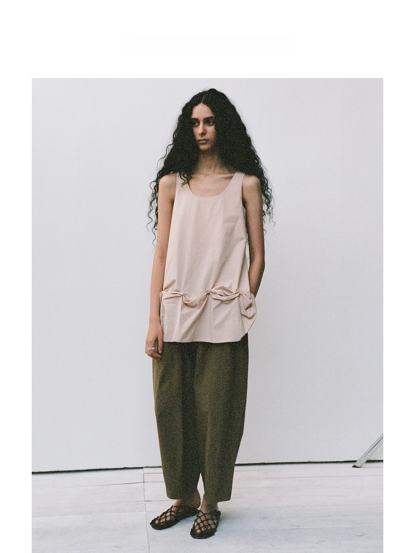 Leonora Yang Original Design Long Velvet Cotton U-Neck Loose Pleated Sleeveless Vest Top Women Summer Fashion Elements
