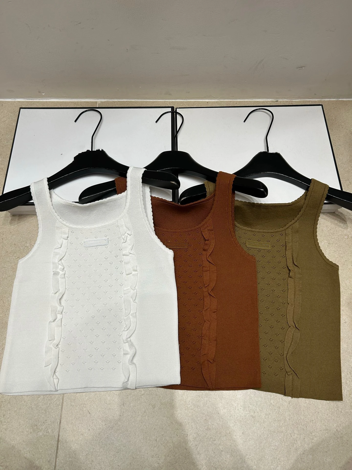 

VIBE Summer New Style Women's Knitted Vest Sleeveless U-Neck Slimming Elegant Soft Fabric Versatile Fashionable Leaf Design