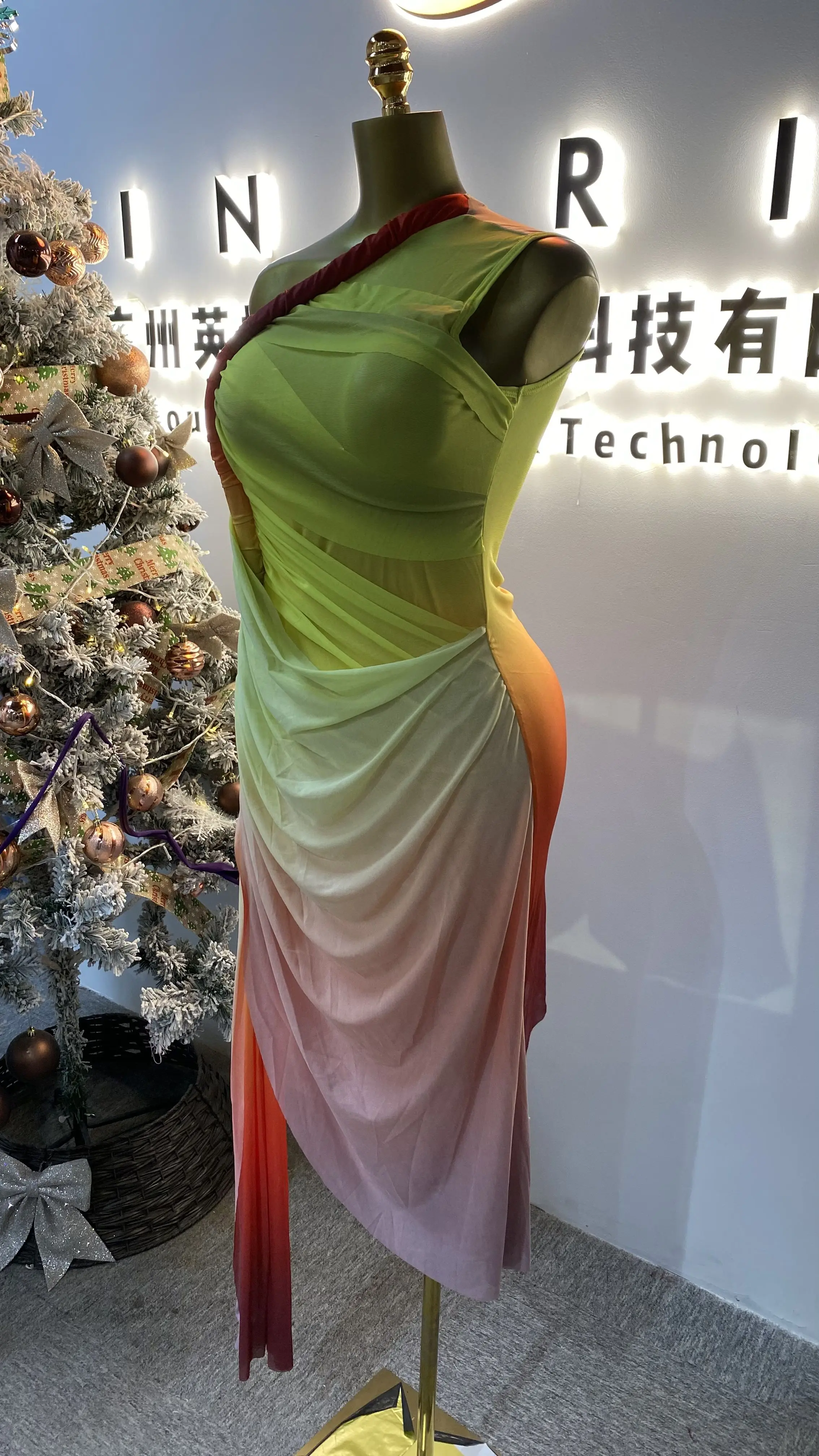 Wholesale sexy gradient print off-shoulder sleeveless pleated ribbon slit maxi dress for women-GZXX027