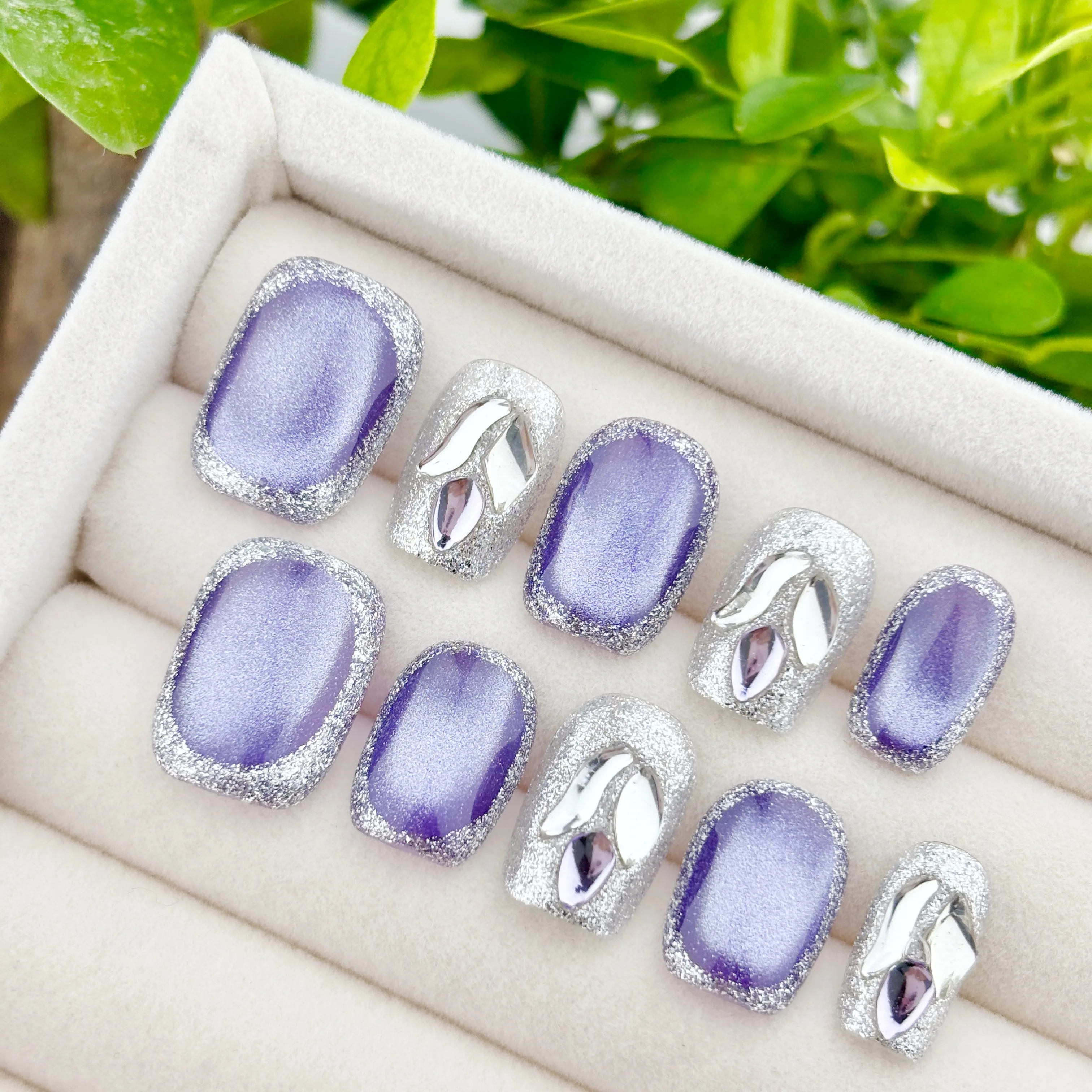 10Pcs Hand‑made Short Purple Cat‑Eye Press‑On Nails, soft premium lavender‑purple fake nail stickers. Dynamic light‑chasing fine glitter. Great for dates, commuting, trips & parties, ideal manicure for autumn‑winter ou