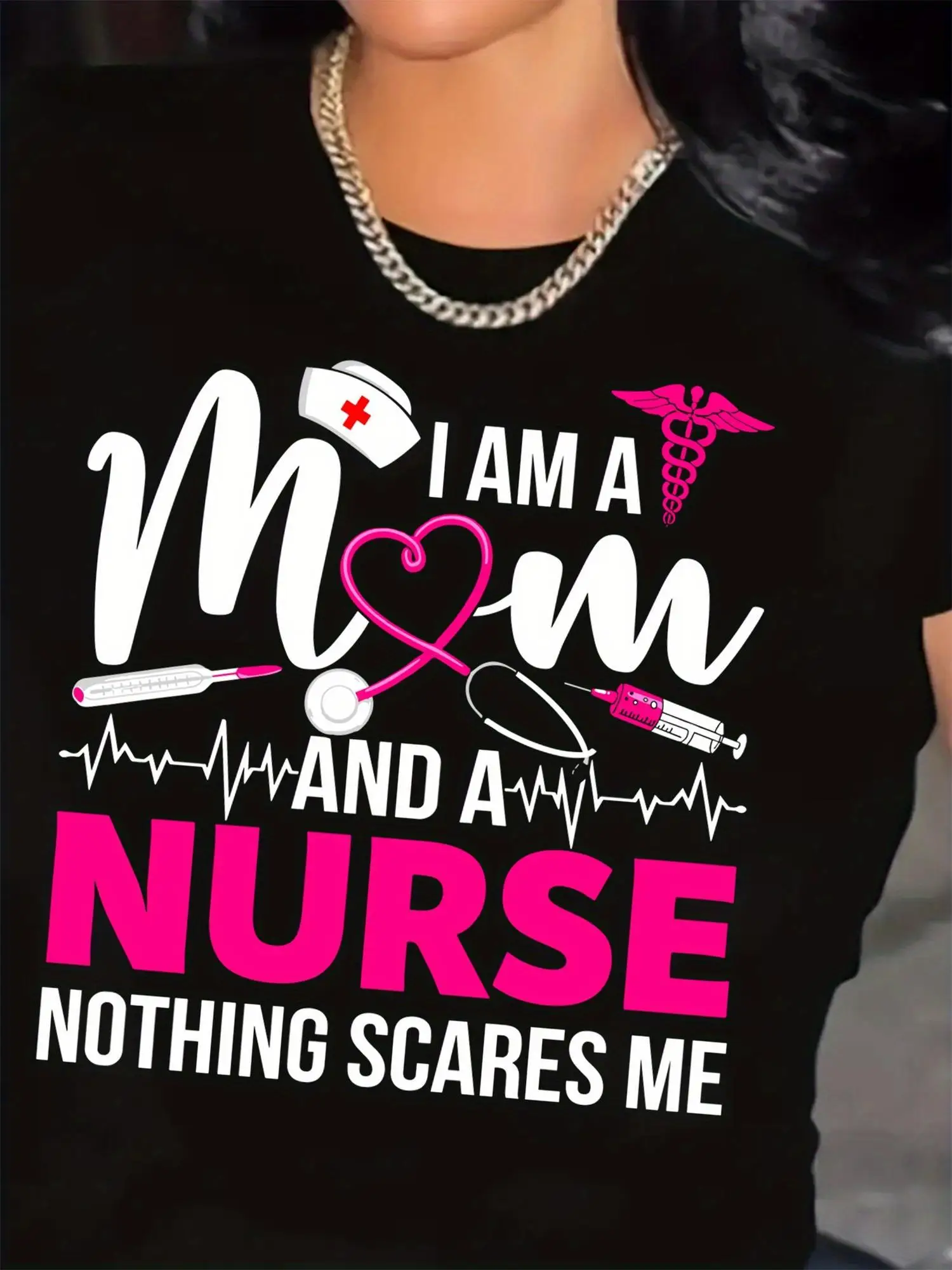 

Женская футболка с круглым вырезом «I Am A Mom And A Nurse Nothing Scares Me» — смесь хлопка и эластина