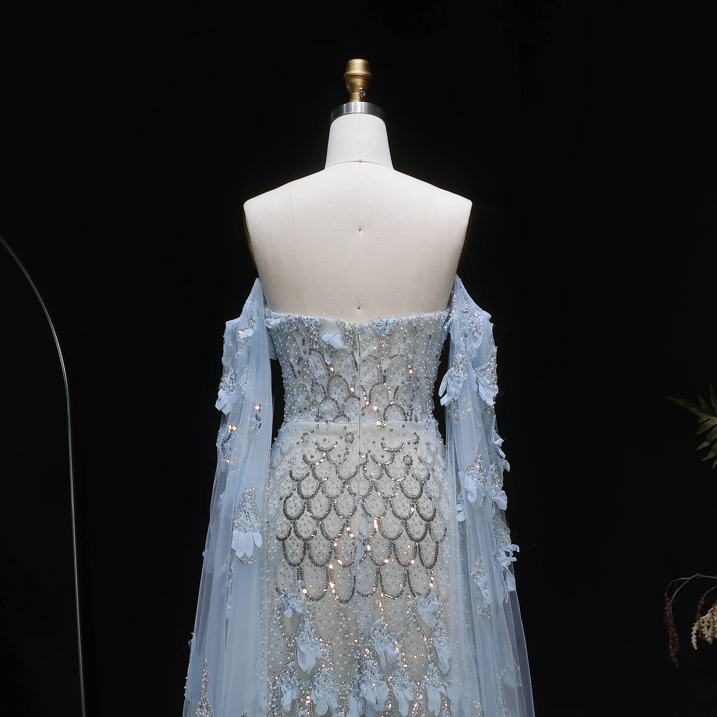Sharon Said Luxuriöses Abendkleid aus blauem Tüll mit Herzausschnitt, 3D-Blütenblättern, langen Cape-Ärmeln, für formelle Anlässe und Partys, SS441, maßgeschneidert – Detail 10