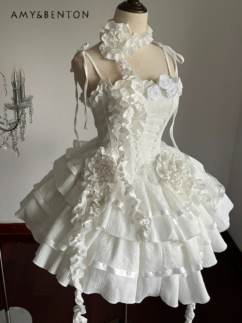 فستان JSK أبيض أنيق على طراز المحكمة العتيق زهور ثلاثية الأبعاد ثقافة فرعية Jsk فساتين سهرة فاخرة متعددة الطبقات