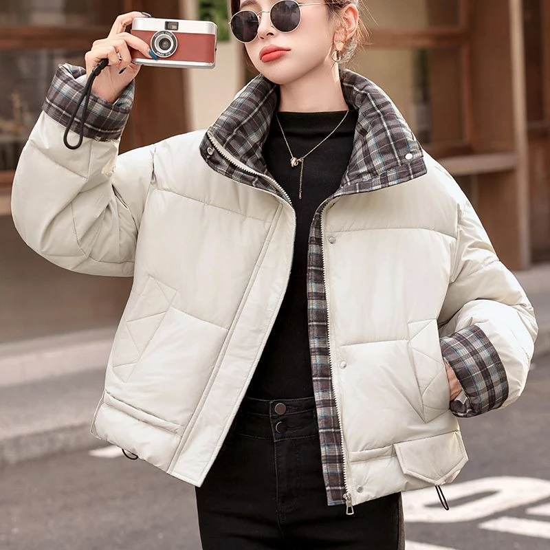 

Новое поступление 2025, женское короткое стеганое пальто маленького размера, зимняя теплая куртка, утепленная верхняя одежда с цветными блоками и воротником-стойкой