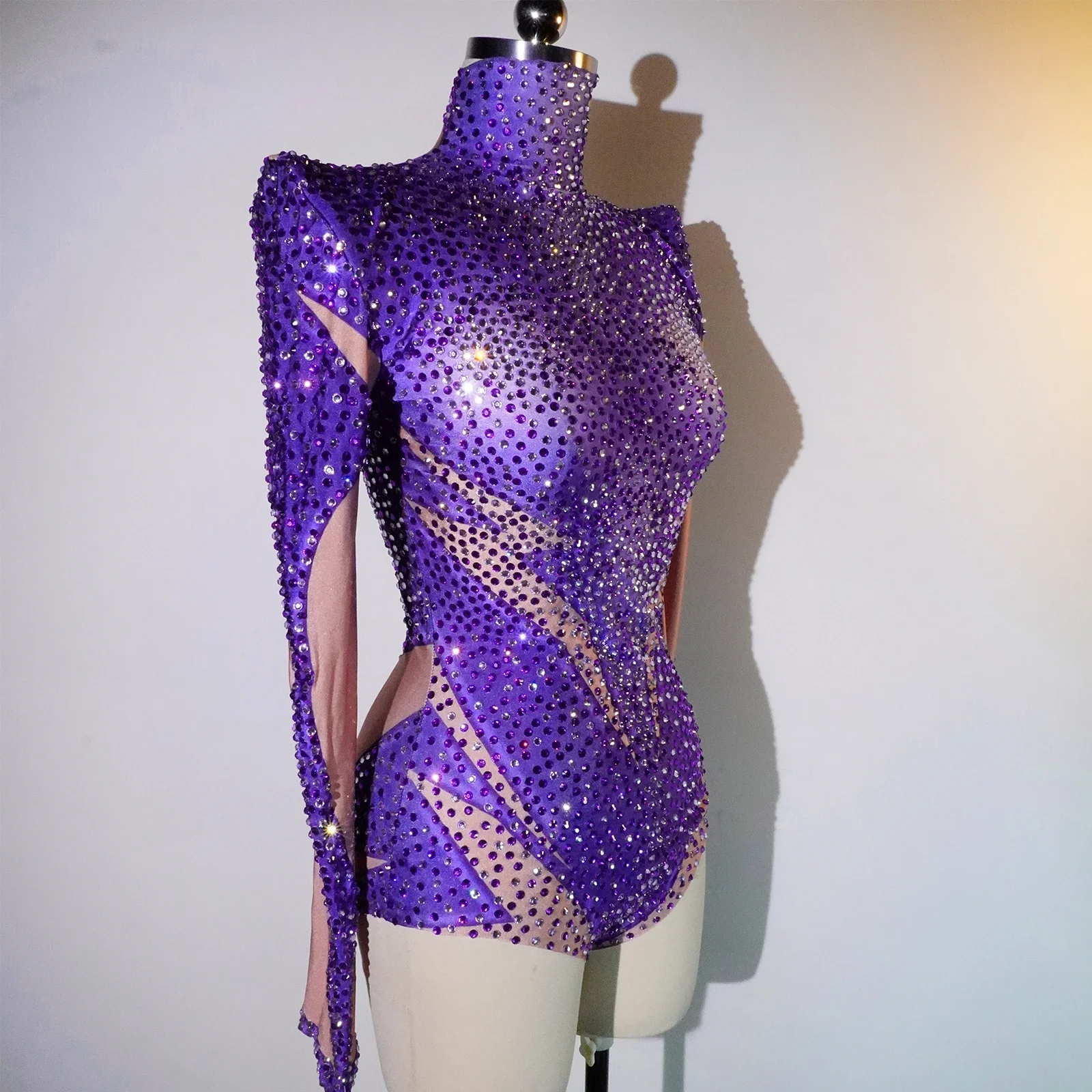 Traje de fiesta de diamantes de lujo, mono morado Sexy de alta elasticidad, leotardo con diamantes de imitación brillantes, cantante de baile, espectáculo de escenario de cristal