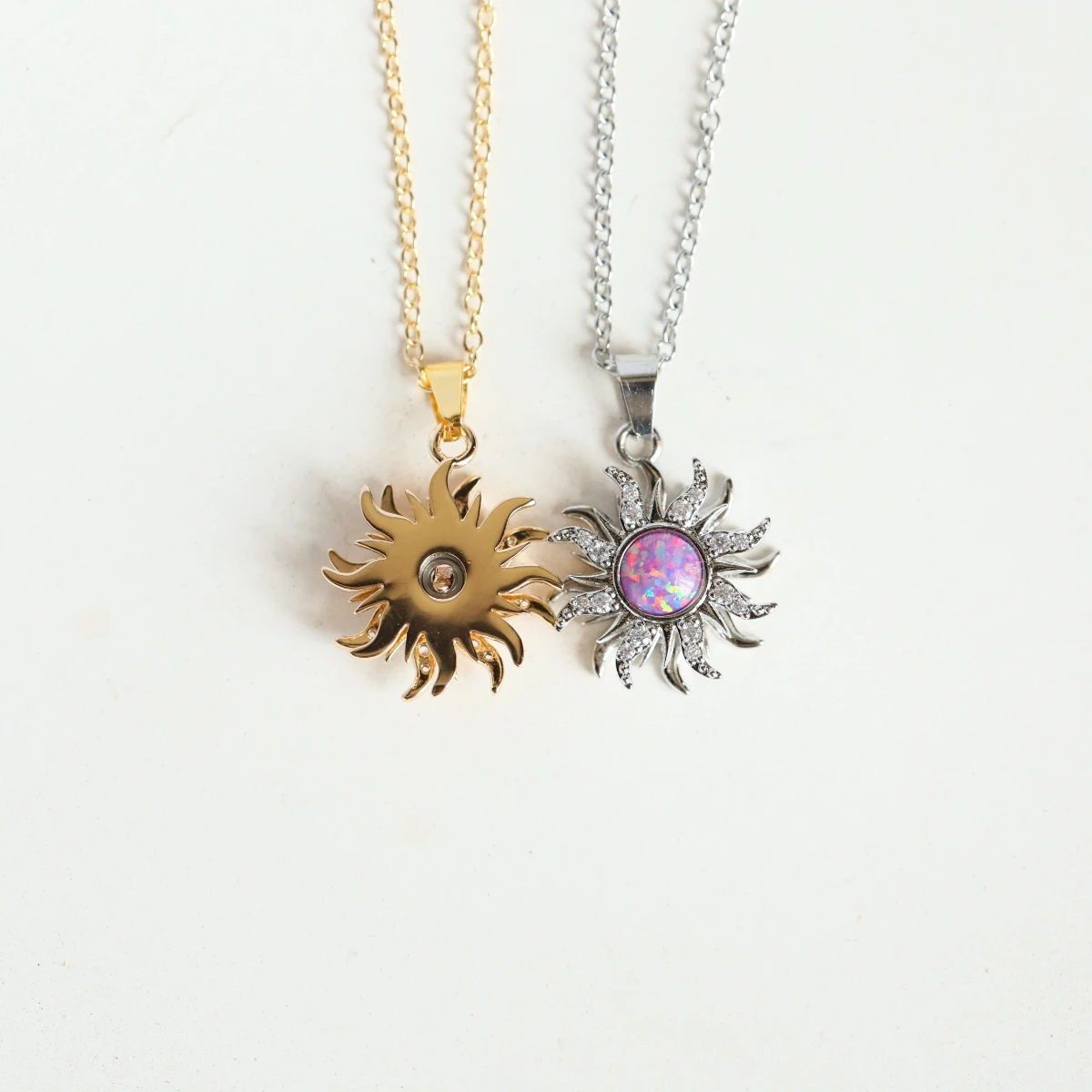 A sun necklace that can rotate, exquisite and fashionable, suitable for daily wear and holiday gifts