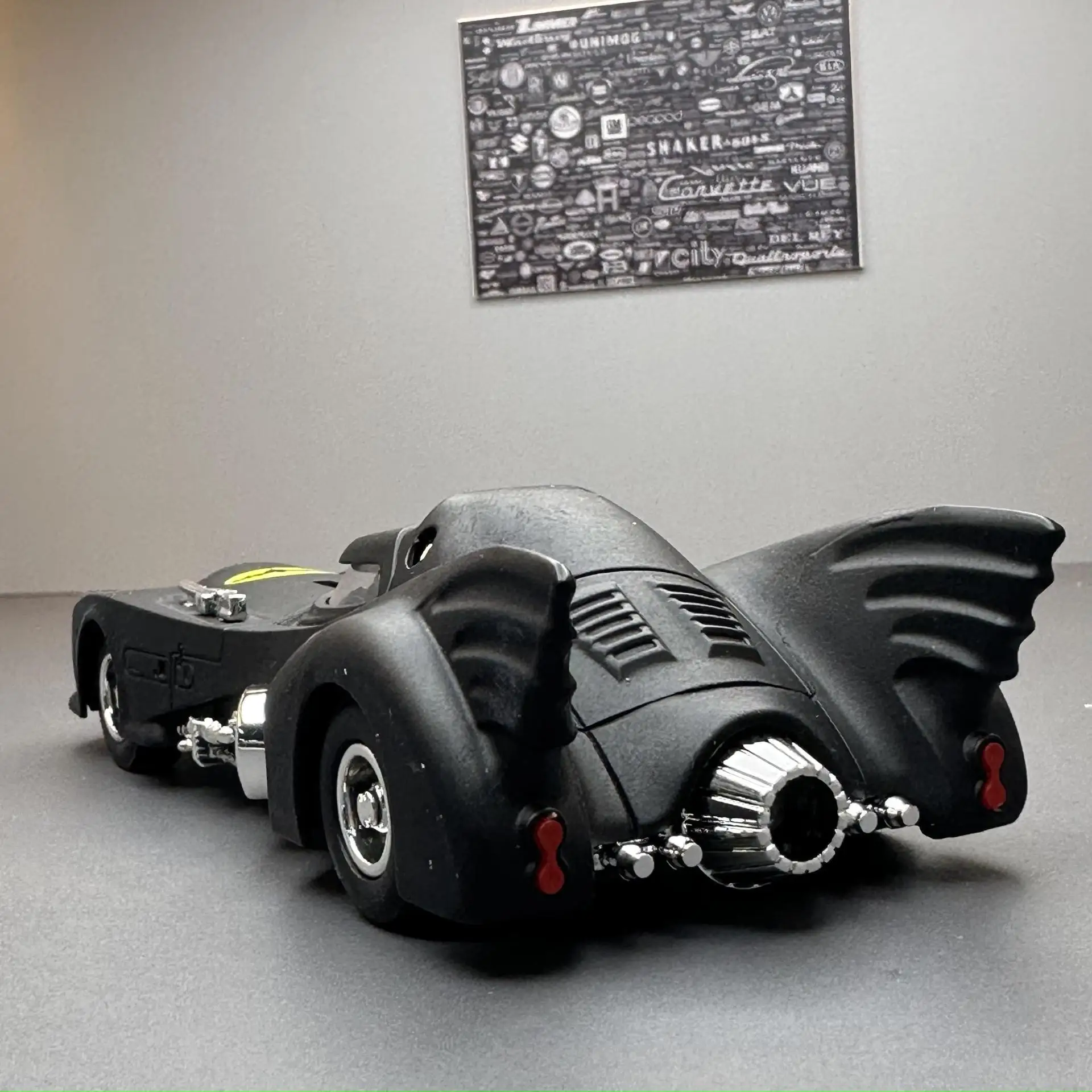 1:36 Alloy car model Classical classic car bat fighting car pull back children's toy with sound and light model ornament