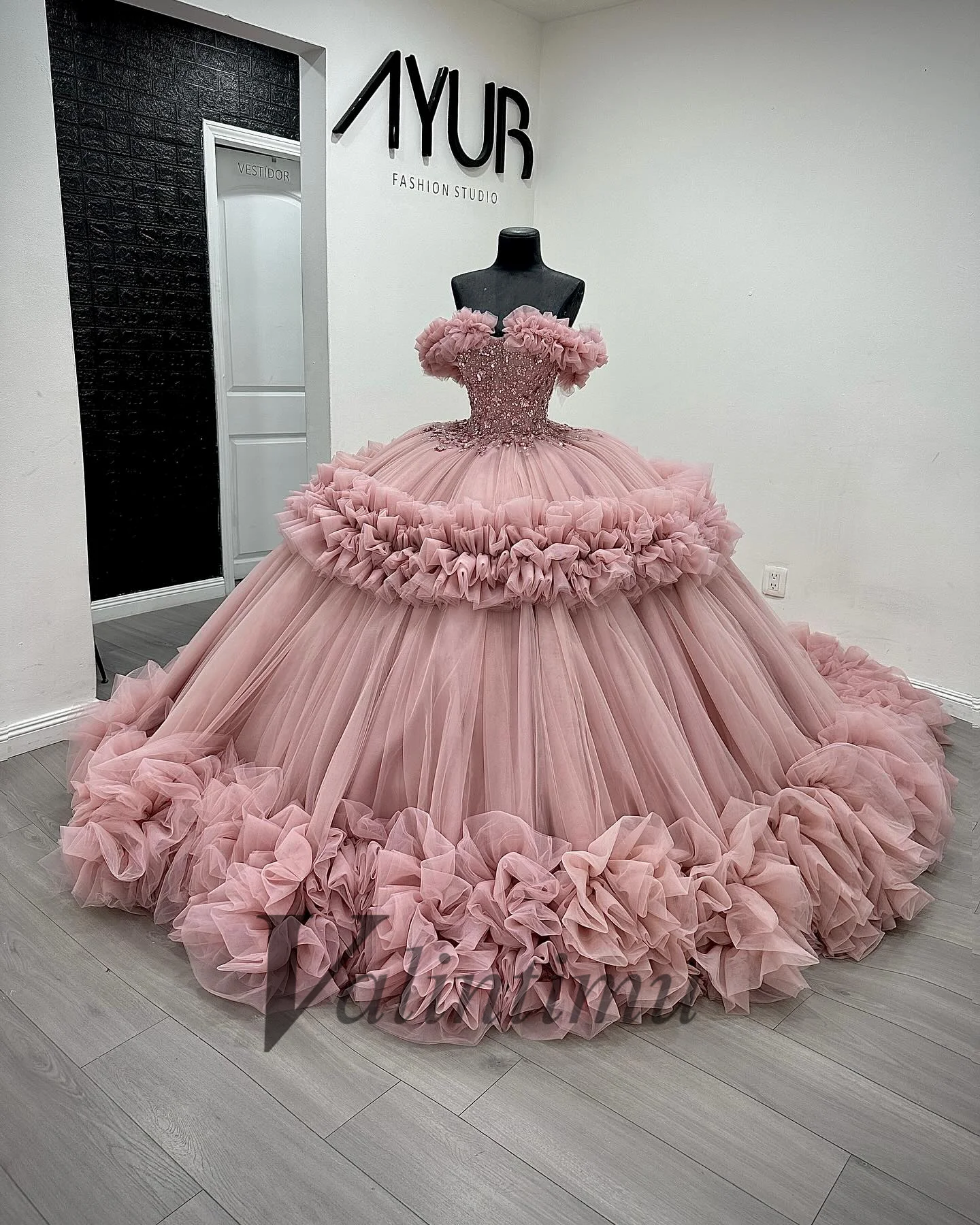 فستان Valintimu Breathtaking Ruched Quinceanera للفتيات تول أحجار الراين ذيل محكمة رداء Quinceanera Rouge مخصص #3