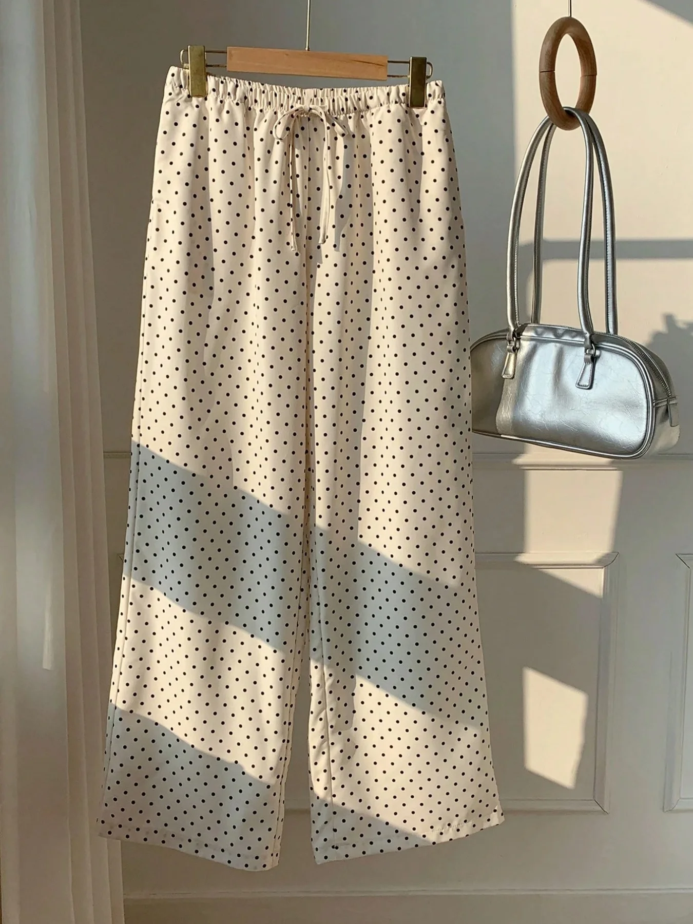 Sommerliche neue, weit geschnittene, figurbetonte, gerade geschnittene Hose mit fließendem Fall, dünnem Stoff, Polka-Dot-Print und elastischem Bund im Casual-Stil. – Detail 7