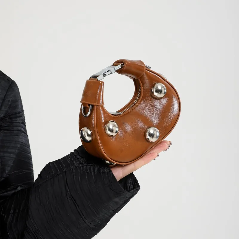 

Сплошной цвет из искусственной кожи, новинка 2025, квадратная сумка через плечо, автомобильная строчка на молнии, популярная модная сумка на плечо с заклепками, универсальная простая сумка