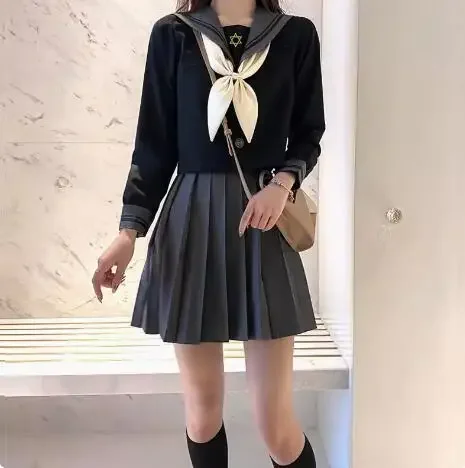 Le ragazze dell'uniforme scolastica giapponese vestono il vestito da marinaio primaverile