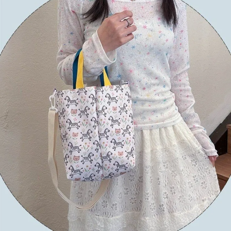 トレンディなシンプルでファッショナブルなおむつバッグレターロゴレザークロスボディバッグ女性のための大容量スタイリッシュな通勤バッグ