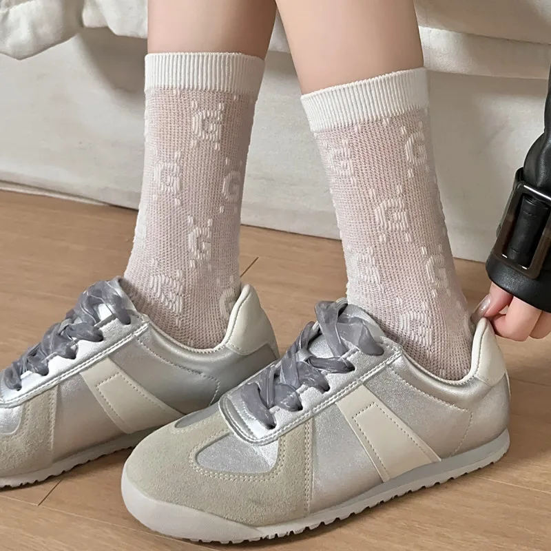 Sommer Trendy Dünne Mitte Rohr Socken Aushöhlen Brief Muster Kalb Socke Atmungsaktive Eis Seide Crew Socken Koreanischen Stil