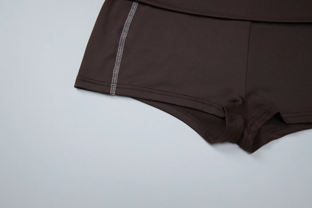 Hugcitar Fashion 2-teiliges Set: Farbblock-Neckholder-Top mit heller Linienverzierung und Blumenmuster-Shorts für Damen, Sport- und Party-Outfits – Detail 10