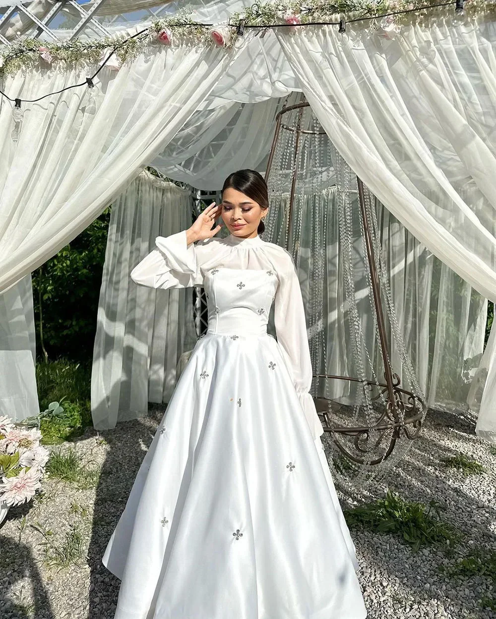 Dostosowane eleganckie muzułmańskie suknie ślubne w stylu vintage Suknie ślubne z wysokim dekoltem i długimi, rozkloszowanymi rękawami Kryształowa suknia dla panny młodej Brides Pa