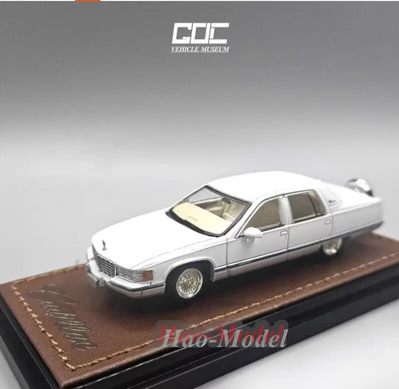 GOC 1:64 For Cadillac Fleetwood Naiska Alloy Metal Diecast Car Model Boys Birthday Gift Hobby Display Collection Ornaments White