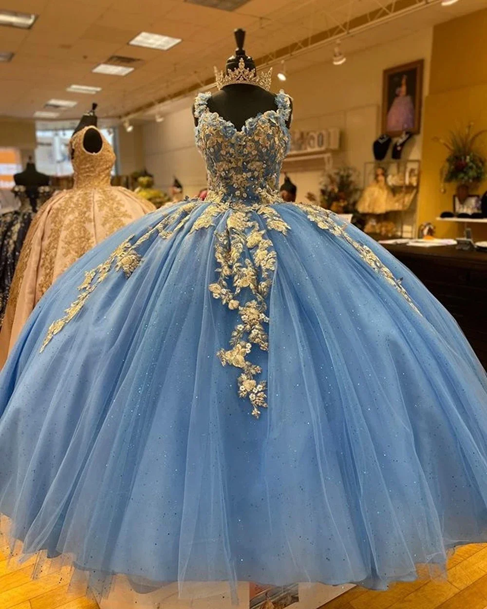 

Gillter Light Blue Spaghetti Strap Ball Gown Quinceanera Dresses With Gold 3D Flower Applique Tulle Vestidos De 15 Anos Charming