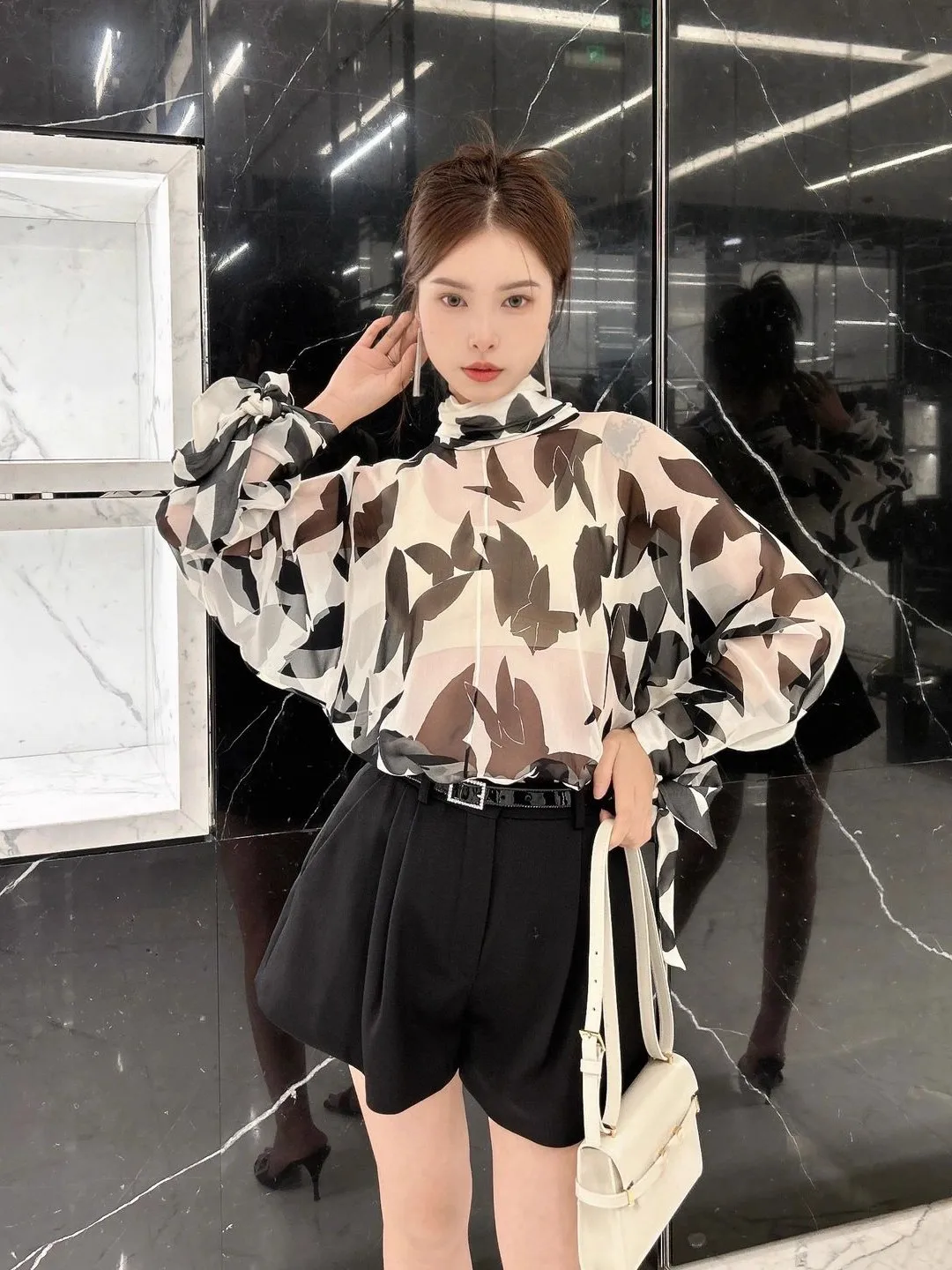 

Стильная сексуальная женская рубашка с длинным рукавом, укороченная модель, уникальный дизайн, дышащая полиэстеровая ткань, V-образный вырез, на пуговицах, для офиса и повседневной носки