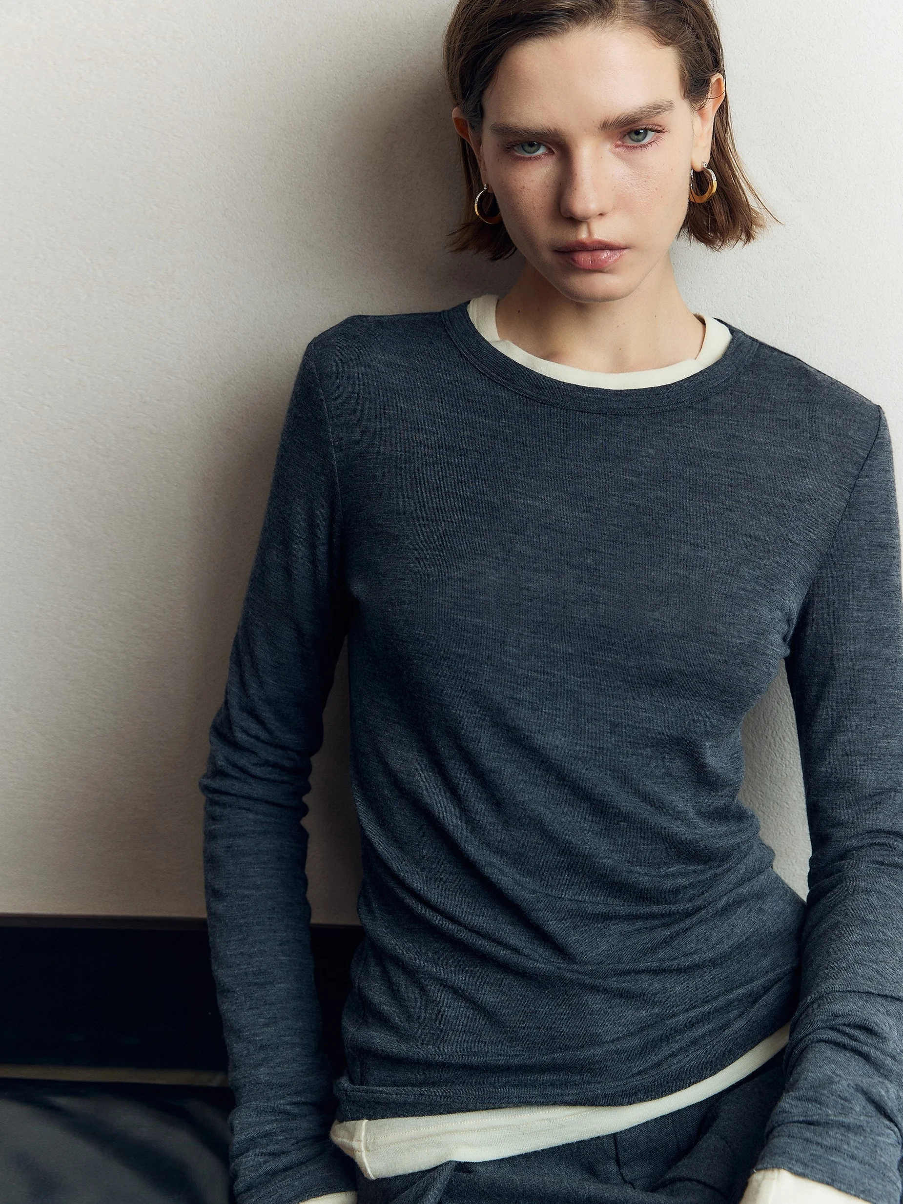 

Шерстяная футболка Soulkiss для женщин: базовая модель из тонкой шерсти, не дающаяся к сминанию, для повседневной носки, с круглым вырезом, длинным рукавом, стандартного кроя, осенняя коллекция.