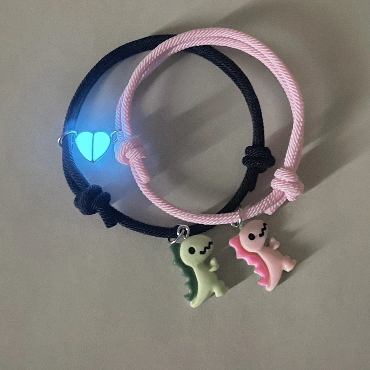 2-teiliges Set Leuchtendes Pfirsichherz Niedlicher Grüner Rosa Dinosaurier Anhänger Paar-Armband Modisches Handgewebtes Armband – Detail 7